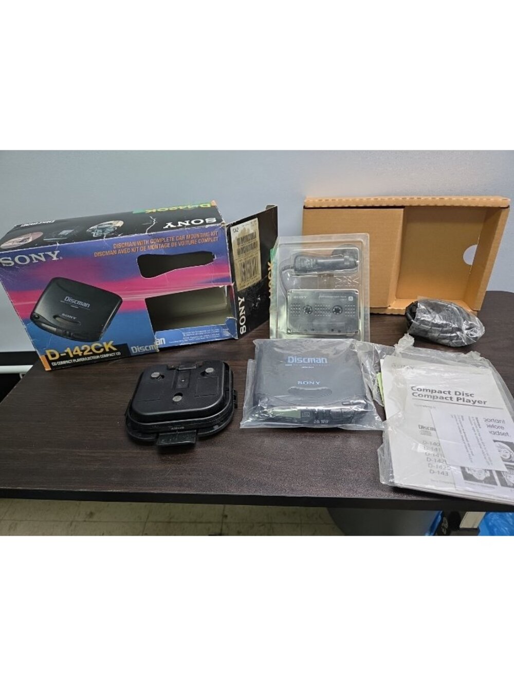Sony DiscMan Portable CD Player - Mega Bass - Car Kit D-142CK Boxed